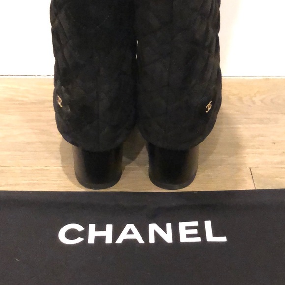 CHANEL quilted suede and leather fold-over boots - Picture 7 of 8